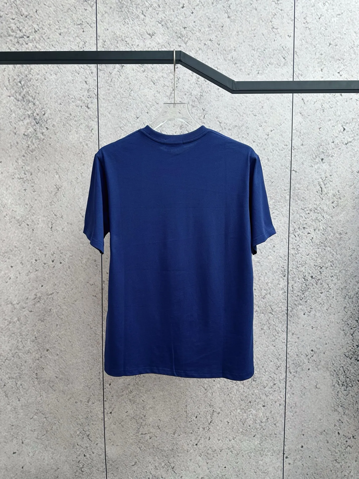 P150 Ralph Lauren/Ralph Lauren 25ss simultaneously launches one-color horse embroidery round neck short sleeves. The main logo on the neck has a QR code mark, which can be scanned for verification, and the detailed horse logo embroidery is all high-density and made with imported Tajima machines, distinguishing it from low-end products on the market. 32 counts, 240g hydrophilic toner, 100% cotton fabric, comfortable and soft, highly breathable, focusing on high-end cost-effectiveness, needless to say good quality. Available in a variety of colors, both boys and girls can try this genderless style, giving them a yuppie tone in no time. Immerse yourself in your leisurely style, and have your own style in retro. Natural, vivid, and very French romantic feelings perfectly integrate the youthful atmosphere with the trend. The clever embellishment of the horse logo embroidery carries all the eye-catching points. Color: black, white, navy blue, gray Size: S-xL